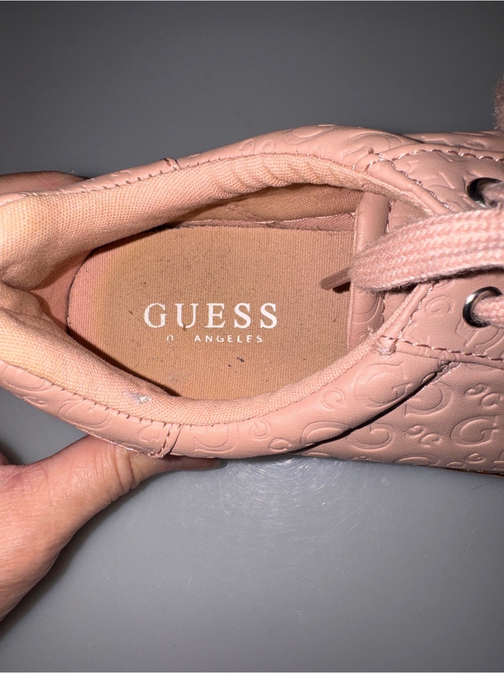 Guess blush pink low top sneakers embossed logo pattern cute casual trendy fem - Picture 8 of 9